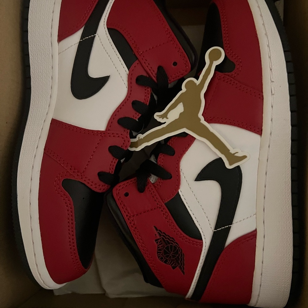 Jordan 1 Mid “Chicago Black Toe” - Picture 2 of 5